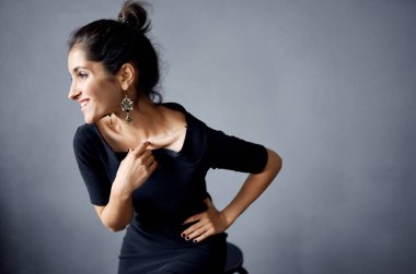 Model pozu veren güzel bir kadın. Dekorasyon, gülümseme, yaşam tarzı.
