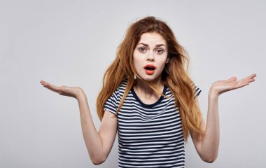 Güzel kadın saç stili neşesi. Moda mankeni pozu.