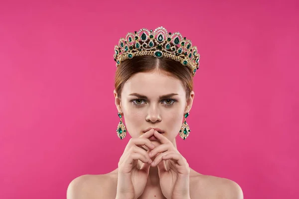 Donna attraente con una corona sul suo sfondo rosa decorazione testa di trucco — Foto Stock