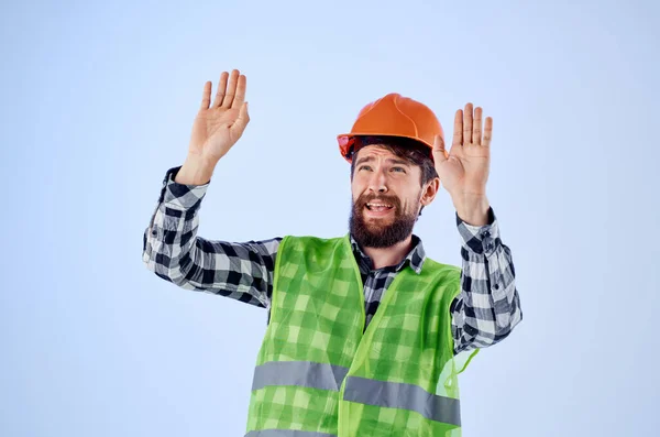 Lavoro uomo verde giubbotto arancione casco flusso di lavoro gesti mano Studio — Foto Stock