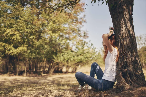 木の性質の近くに座っている女性ライフスタイルの夏 — ストック写真