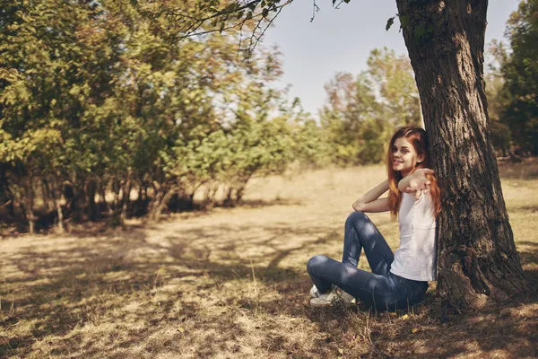 Pretty woman outdoors by the tree Sun freedom journey — Stock Photo, Image