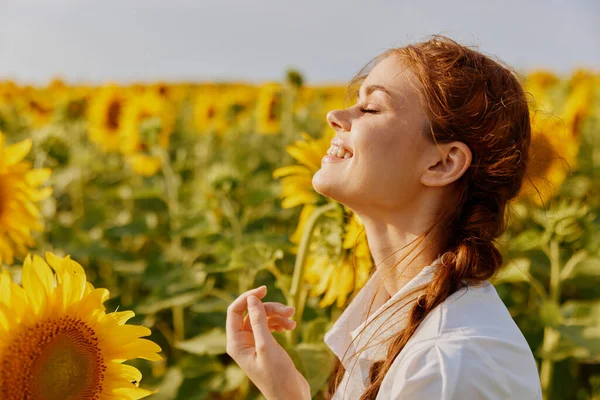 Mujer sonriente con coletas con los ojos cerrados en el paisaje campo de girasol verano —  Fotos de Stock