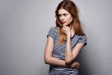 Güzel bir kadın saç stili neşesi. Moda pozu.