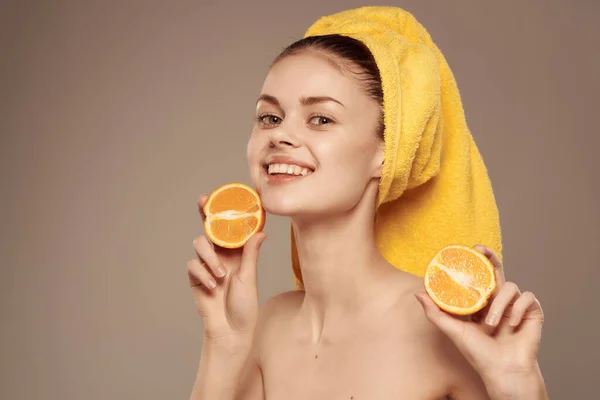 Wanita dengan handuk di kepalanya bahu telanjang vitamin tangerine kulit yang bersih — Stok Foto