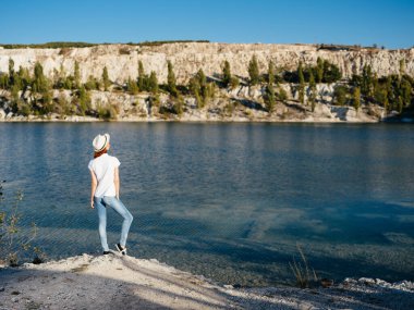 Doğadaki kadın yaz tatiline hayran.
