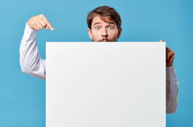 Beyaz afiş sunumunu tanıtan yönetici izole arkaplan