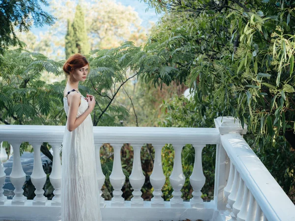 Frau im weißen Kleid Architektur Mythologie Prinzessin — Stockfoto