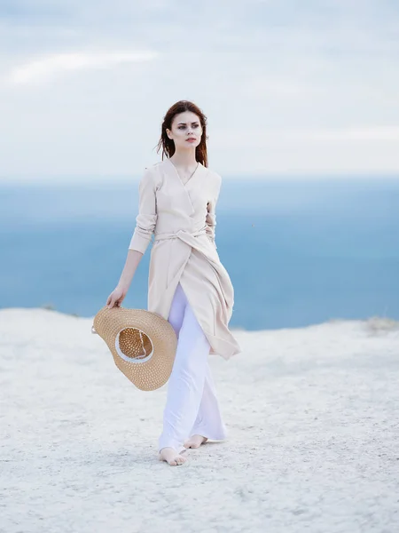 Mulher atraente no casaco posando praia estilo de vida de ar fresco moda — Fotografia de Stock