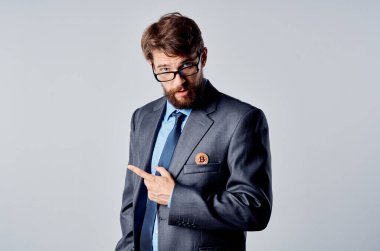 Takım elbiseli sakallı adam yatırım ekonomisi Sanal para ışığı arka planı