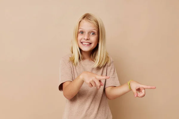 Glückliches Kind im beigen T-Shirt Lifestylekonzept — Stockfoto