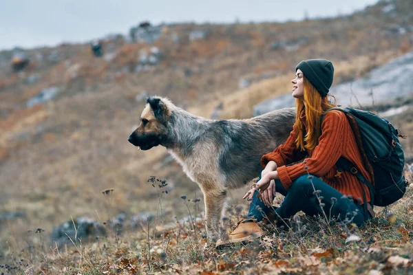 Mulher mochila turística brincando com cão viagem amizade — Fotografia de Stock