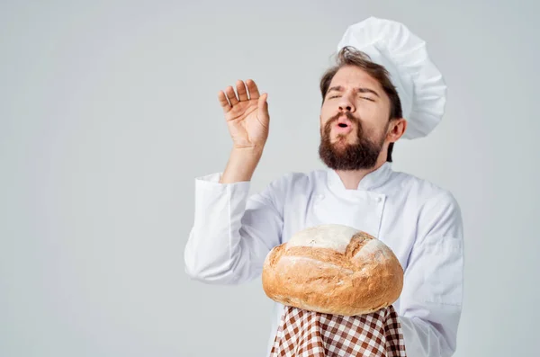 Chef con pane in mano industria culinaria — Foto Stock