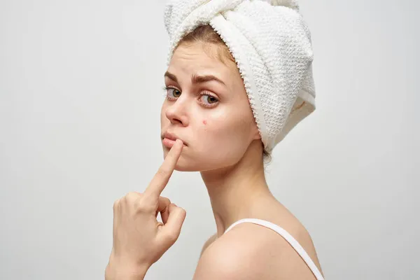 Bella donna con un asciugamano sul mio trattamento di igiene testa — Foto Stock