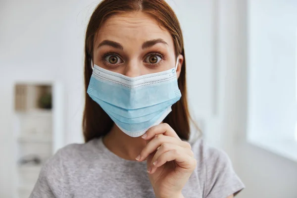 Mulher em máscara médica rosto close up hospital proteção à saúde — Fotografia de Stock