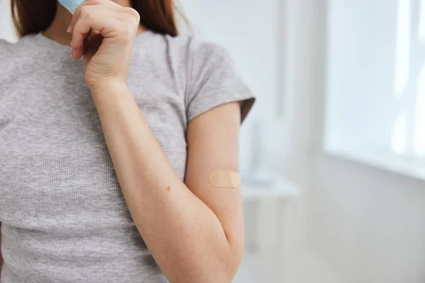 Kvinna med gips på armen vaccinationsbehandling — Stockfoto