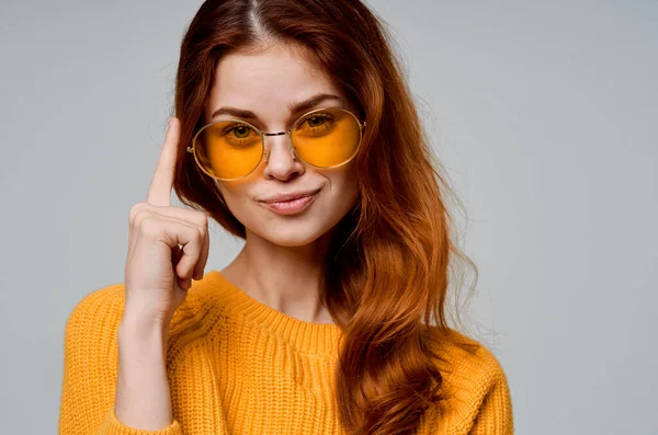 Bela mulher em óculos amarelos posando divertido estilo de vida luz fundo — Fotografia de Stock