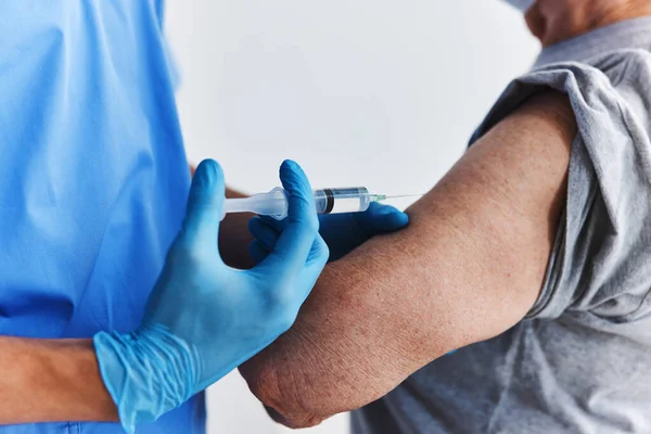Orvos és beteg kar injekció vakcina útlevél immunitás védelem — Stock Fotó
