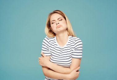 Ciddi yüz ifadesi olan bir kadın hoşnutsuzluğu vurgular.