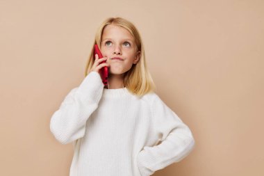 Sarı saçlı, güzel, mutlu bir kız.