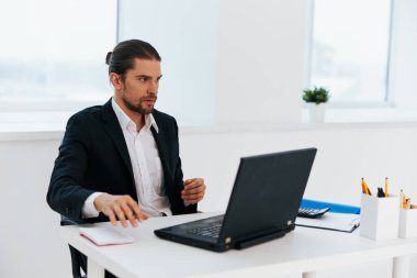 Yönetici dizüstü bilgisayar duyguları önünde çalışır Yaşam Tarzı