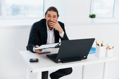 Ofisteki ofis çalışanı iş akışı duygu belgelerini dolduruyor patron.