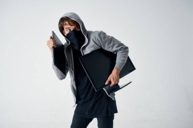 Maskeli adam kapüşonlu kafa hackleme teknolojisi güvenliği tecrit edilmiş.