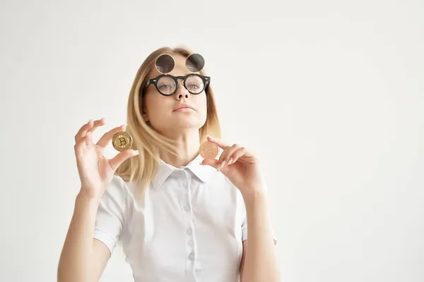 Vrolijke vrouw zonnebril Bitcoin cryptogeld in handen lichte achtergrond — Stockfoto