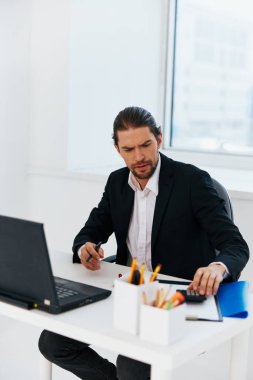 Yönetici dizüstü bilgisayar ofis yaşam tarzı