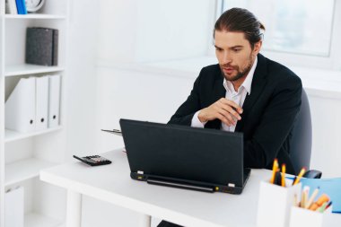 İş adamları bürosu mavi belge klasöründe çalışıyor Yaşam Tarzı