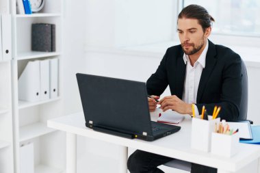 İş adamları laptop duygu teknolojisi önünde çalışırlar.