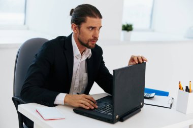 Yönetici ofisi mavi belge dizin teknolojisi üzerinde çalışıyor