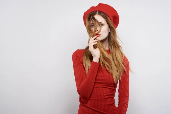 Bonita mujer en un suéter rojo cosméticos emoción aislado fondo — Foto de Stock