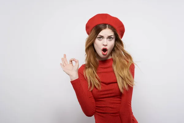 Mulher bonita em um suéter vermelho cosméticos emoção luz fundo — Fotografia de Stock