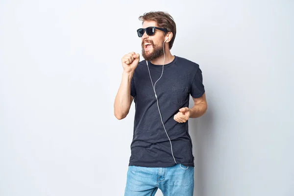 戴眼镜、留着胡子的男人，在耳机工作室的生活方式中听音乐 — 图库照片