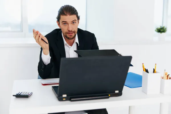 Homens de negócios emoções trabalho escritório tecnologia de mesa — Fotografia de Stock