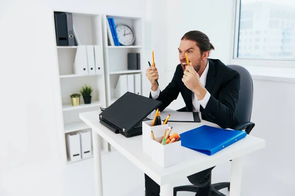 Бизнесмены эмоции работают офис стол босс — стоковое фото