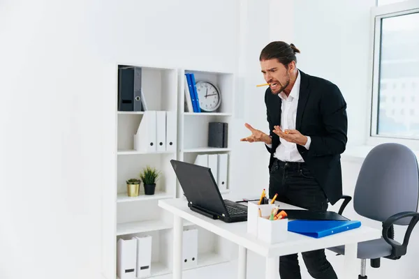 オフィスでのビジネスマンのワークフローは感情技術を文書化 — ストック写真