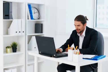 Yönetici dizüstü bilgisayar ofis teknolojisi