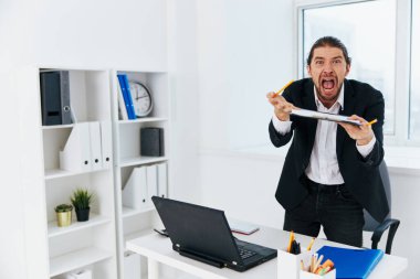 Ofisteki ofis çalışanı iş akışı duygu belgelerini dolduruyor patron.