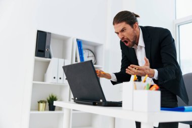 Ofisteki iş akışı duygularını belgeleyecek patron.