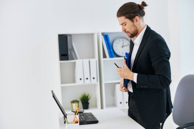 Yönetici ofisi mavi belge dizin teknolojisi üzerinde çalışıyor