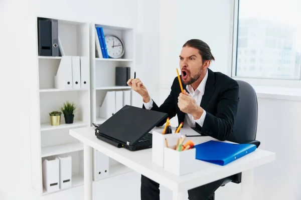 ビジネスマンの感情ワークオフィスデスクのボス — ストック写真