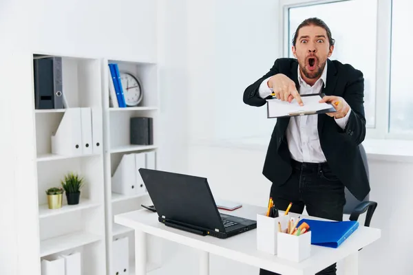 Fluxo de trabalho gerente no escritório documentos emoções Estilo de vida — Fotografia de Stock