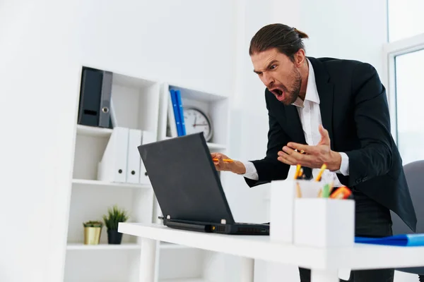 Fluxo de trabalho homem no escritório documentos emoções chefe — Fotografia de Stock