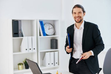 Yönetici ofisi mavi belge dizin teknolojisi üzerinde çalışıyor