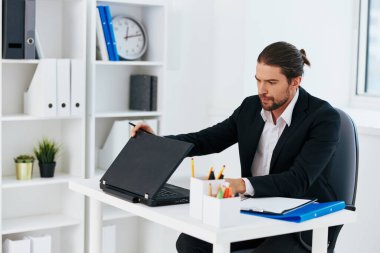 Yönetici dizüstü bilgisayar ofis teknolojisi