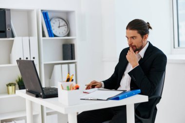 Müdür dizüstü bilgisayarın önünde çalışır. Duyguların patronu.