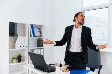 İşadamları bürosu mavi belge klasörü patronu ile çalışır