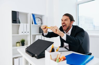 Erkek duyguları ofis masasında çalışıyor patron.